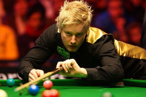 莱奥头发被拽找阿切尔比理论，后者：敢再指我就掰断你手指头